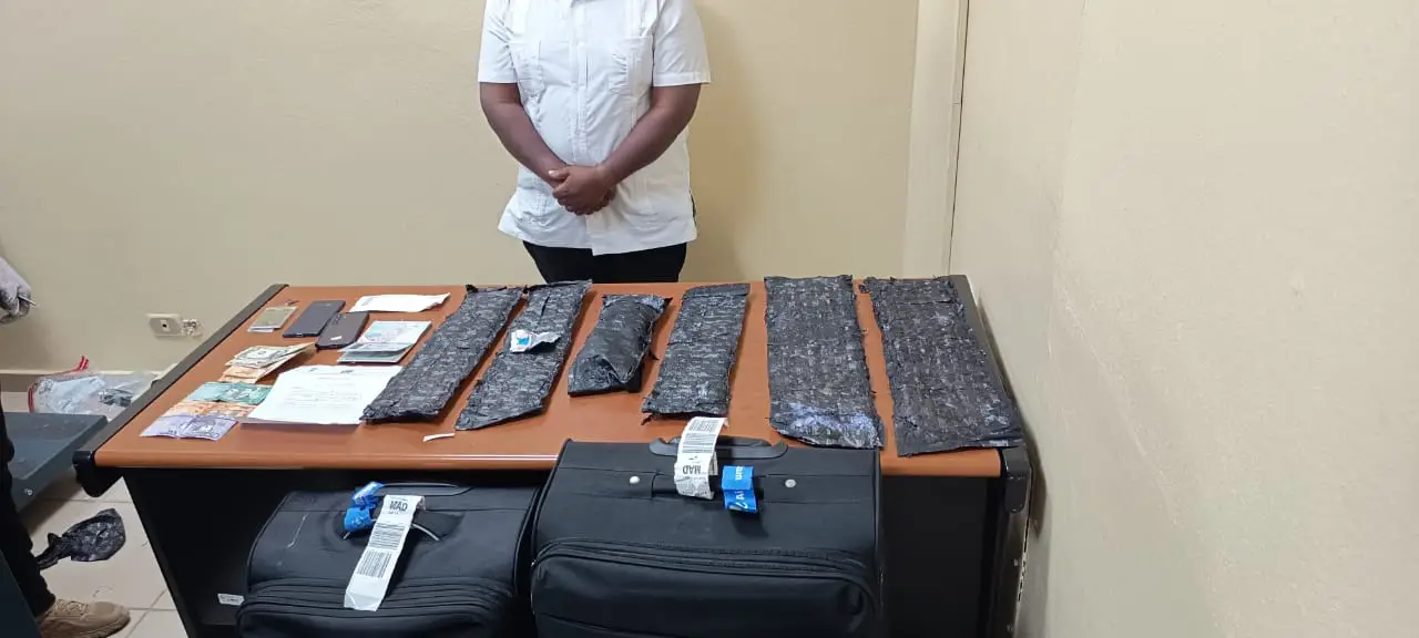 Apresan haitiano con seis paquetes de cocaina en aeropuero del Cibao